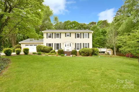 202 Brookmeade Dr, Statesville, NC 28625