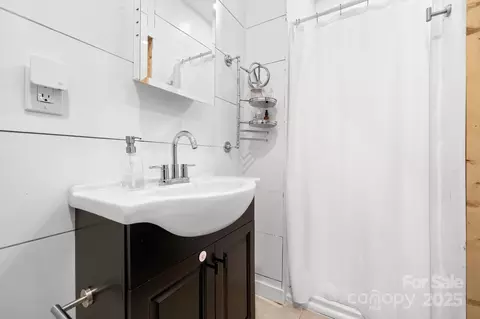 Bath - 258 Roper Rd, Flat Rock, NC 28731 photo 2 of 2