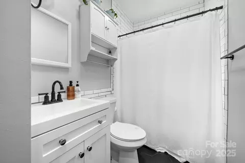 Bath - 258 Roper Rd, Flat Rock, NC 28731 photo 1 of 2
