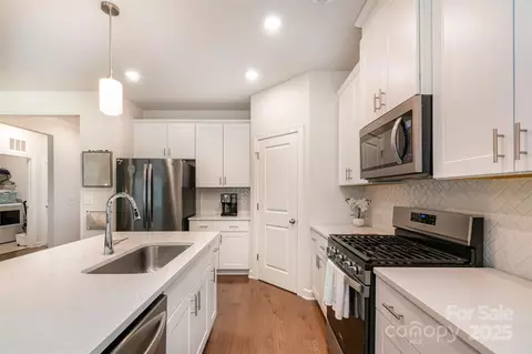 Kitchen - 2202 Cherrybark Ct, Denver, NC 28037 photo 2 of 2