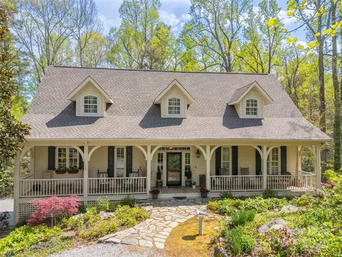 470 Henderson St, Saluda, NC 28773