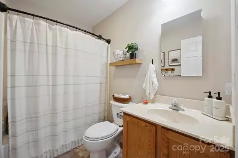 Bath - 2324 7th Nw Ave NW, Hickory, NC 28601 photo 1 of 1