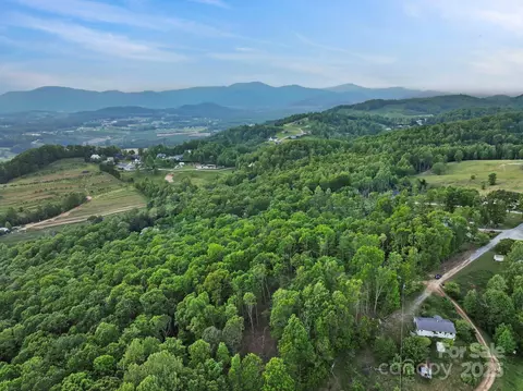 000 Jacks Paw 8 Ln #8, Hendersonville, NC 28792