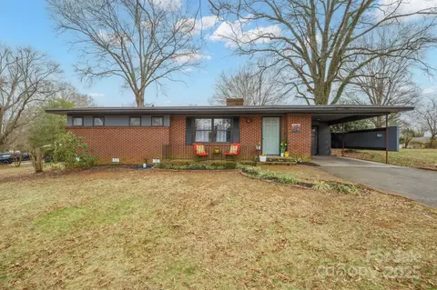 401 Clover Ln, Newton, NC 28658