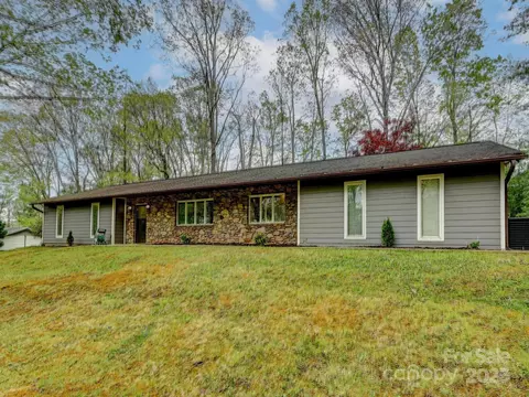 4 Highlander Rd, Asheville, NC 28804
