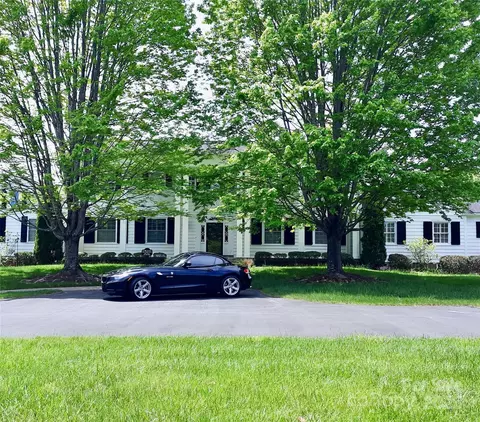 58 Towne Place Dr, Hendersonville, NC 28792