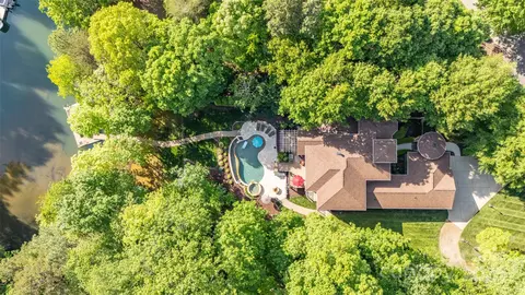 135 Sumter Dr, Mooresville, NC 28117