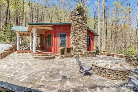 1160 Tanglewood Ln, Saluda, NC 28773
