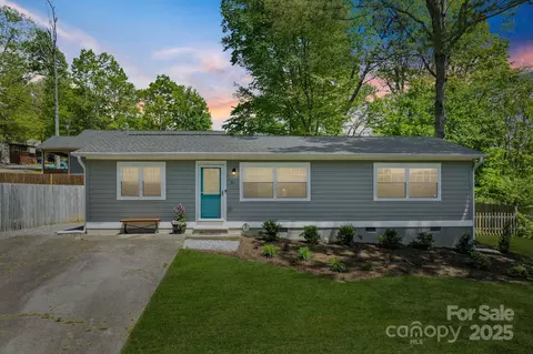 11 W Keesler St, Black Mountain, NC 28711