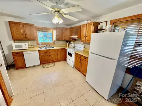 Kitchen - 393 Grassy Ridge Ln, Purlear, NC 28665 photo 2 of 3