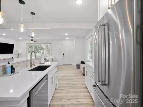 Kitchen - 5219 Farmbrook Dr, Charlotte, NC 28210 photo 5 of 9