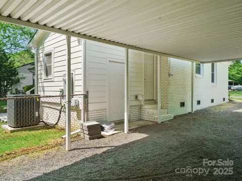 Exterior - 5219 Farmbrook Dr, Charlotte, NC 28210 photo 3 of 4