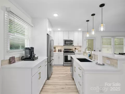 Kitchen - 5219 Farmbrook Dr, Charlotte, NC 28210 photo 2 of 9
