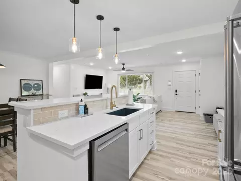 Kitchen - 5219 Farmbrook Dr, Charlotte, NC 28210 photo 4 of 9