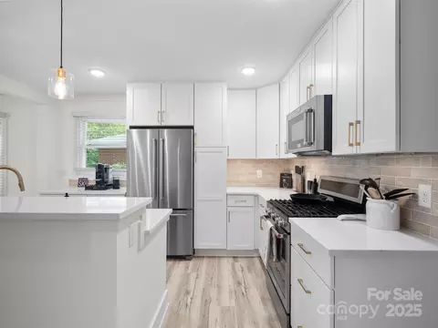 Kitchen - 5219 Farmbrook Dr, Charlotte, NC 28210 photo 7 of 9