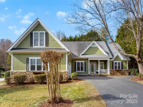 44 Chip Shot Ct, Mills River, NC 28759