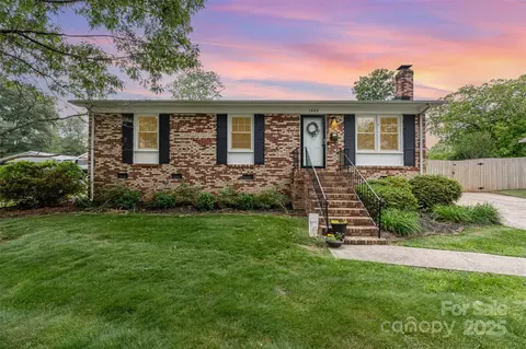 1005 N Main St, Mount Holly, NC 28120