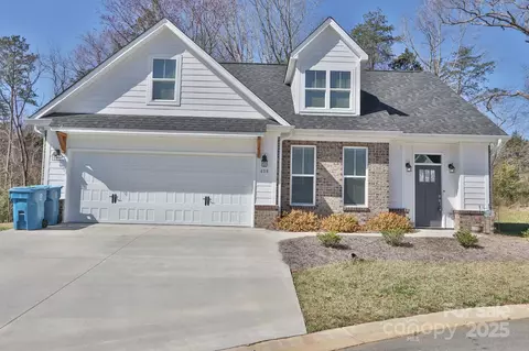 439 Fernwood Dr, Yadkinville, NC 27055