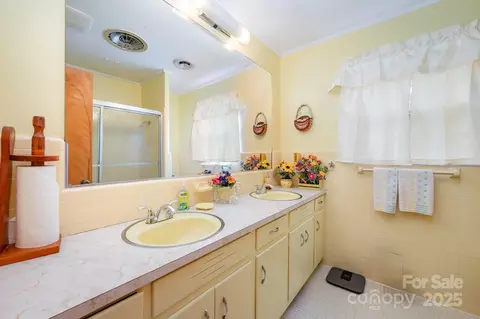Bath - 812 Clinton Ave, Lancaster, SC 29720 photo 3 of 3