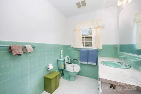 Bath - 812 Clinton Ave, Lancaster, SC 29720 photo 1 of 3