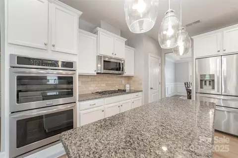 Kitchen - 2041 Topaz Plz, Davidson, NC 28036 photo 2 of 4