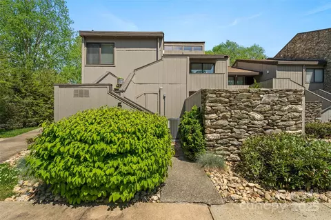 5 Lakemoor Ln, Hendersonville, NC 28739