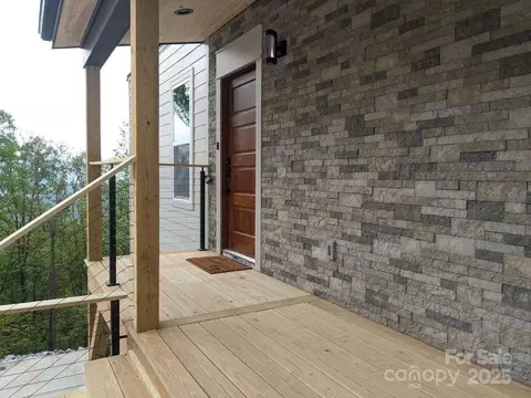 689 Blake Dr, Canton, NC 28716 photo 2