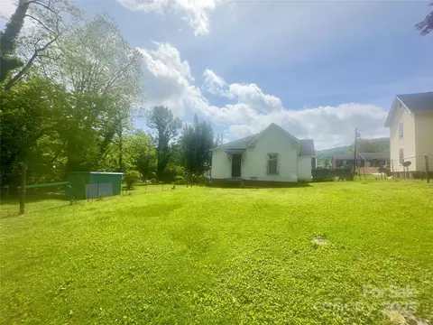 175 Spring St, Marion, NC 28752 photo 4