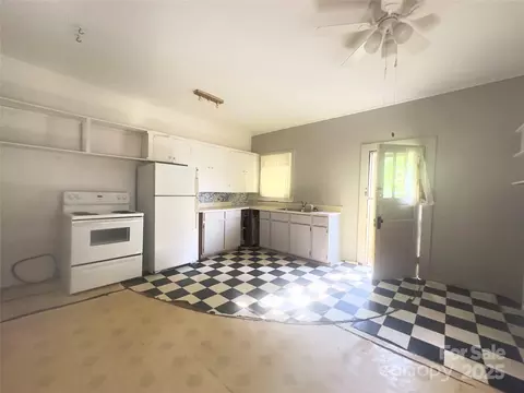175 Spring St, Marion, NC 28752 photo 8