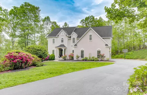 208 Bragg Ct, Hendersonville, NC 28792