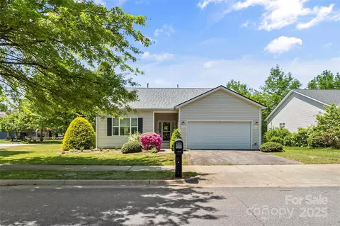 2 Scottish Cir, Asheville, NC 28803