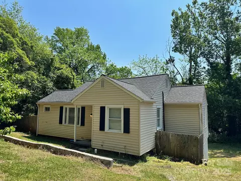 2434 Columbus Cir, Charlotte, NC 28208