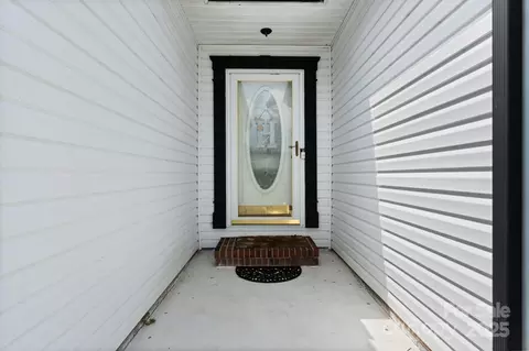 Exterior - 103 Pine Meadows Cir, Hickory, NC 28601 photo 2 of 7