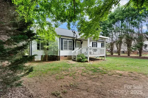 Exterior - 103 Pine Meadows Cir, Hickory, NC 28601 photo 4 of 7