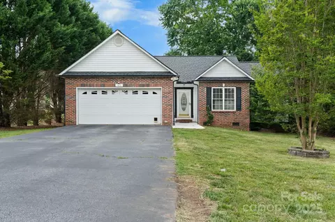 103 Pine Meadows Cir, Hickory, NC 28601