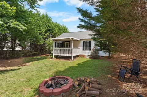 Exterior - 103 Pine Meadows Cir, Hickory, NC 28601 photo 6 of 7