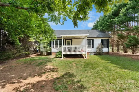 Exterior - 103 Pine Meadows Cir, Hickory, NC 28601 photo 5 of 7