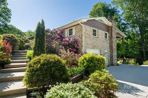 12 Deerwood Dr, Asheville, NC 28805