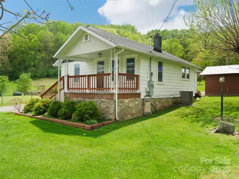 819 Mauney Cove Rd, Waynesville, NC 28786