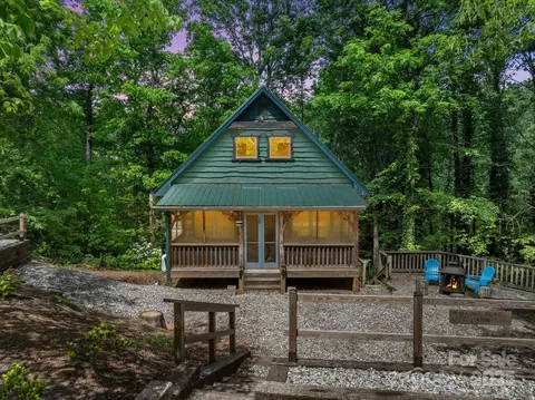 18 Lennox Rd, Landrum, SC 29356