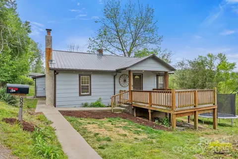 82 Lincoln Park Rd, Burnsville, NC 28714