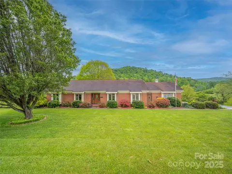 24 Beaumont Dr, Hendersonville, NC 28739