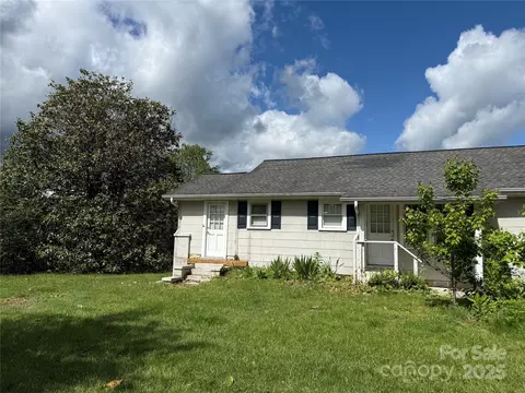 320 Ficker Cir, Hendersonville, NC 28739
