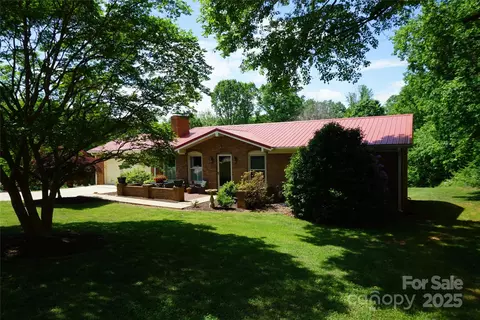 1933 Woodridge Dr, Hickory, NC 28602