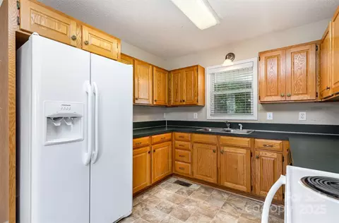 Kitchen - 4751 Kemp Dellinger Rd, Maiden, NC 28650 photo 1 of 2