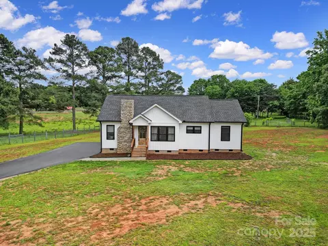 456 Rainbow Cir, Clover, SC 29710