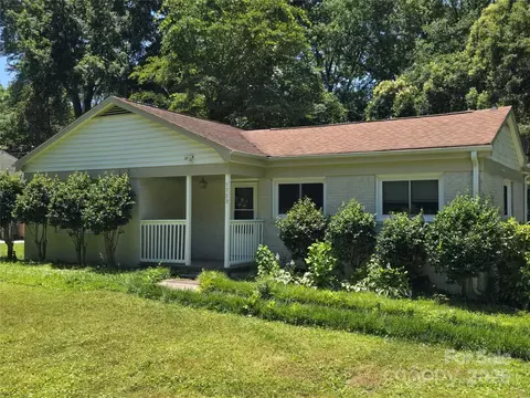 1733 Merry Oaks Rd, Charlotte, NC 28205