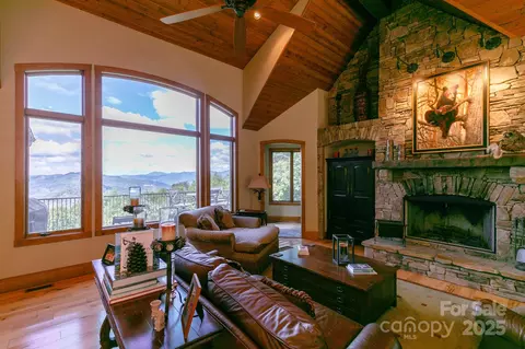 105 Rocky Knob Rd, Burnsville, NC 28714