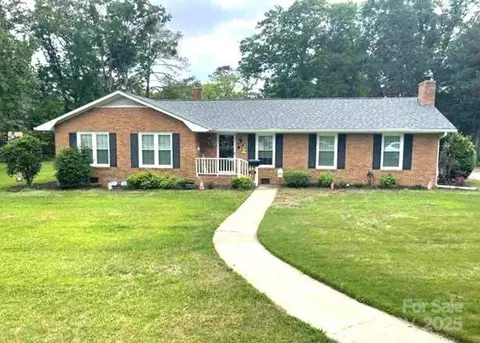 107 Calhoun Dr, Cheraw, SC 29520