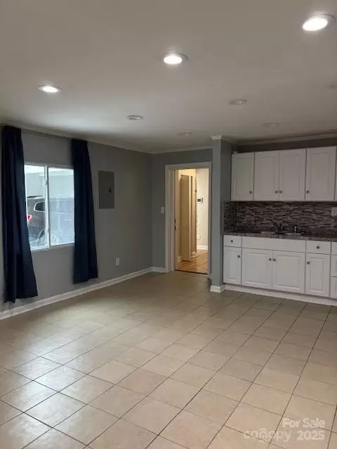 Living - 925 Grace Ave, Lancaster, SC 29720 photo 4 of 6